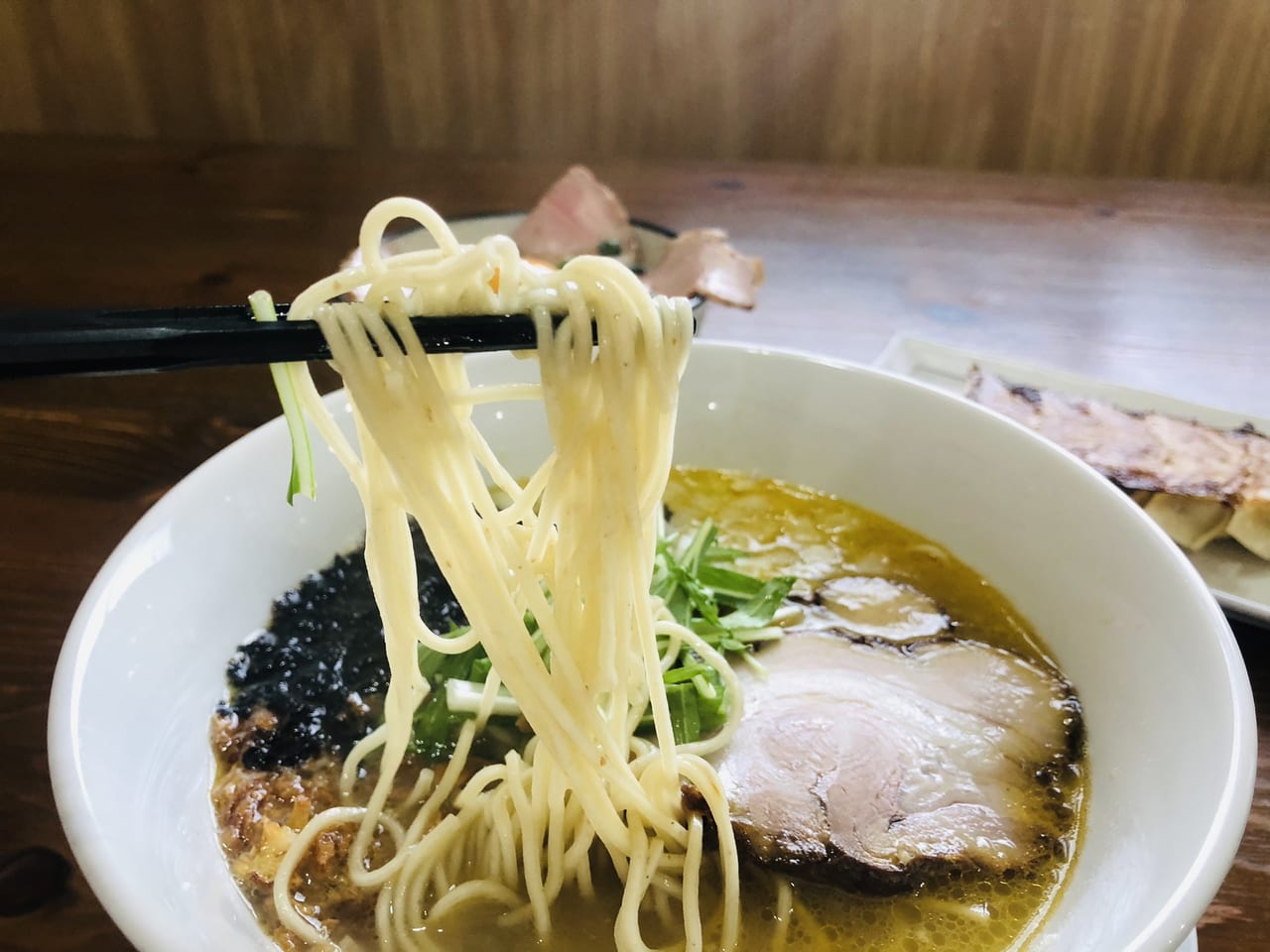 白湯醤油ラーメン