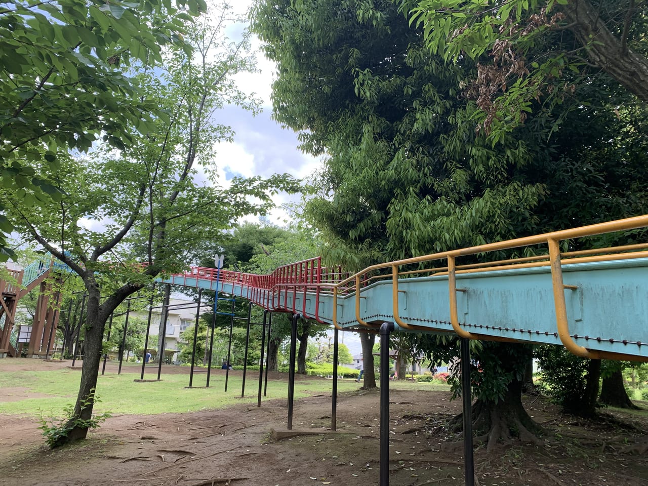 絹の台桜公園滑り台